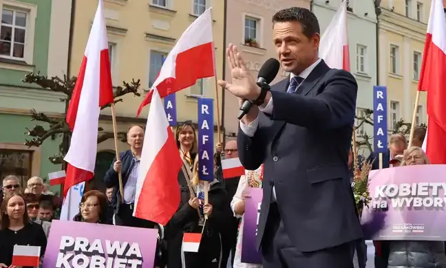 Zadymiarz próbował zakłócać wiec Trzaskowskiego. Do sprawy odniósł się premier T