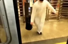 Facet wsiada do metra