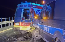 Najpierw zderzyły sie dwa auta potem w straż uderzyła karetka, a w nią policja.