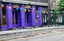 Miasto instaluje stojaki rowerowe przed barem dla gejów. Geje oburzeni. (EN)