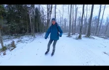 Gość jeździ po lesie na łyżwach