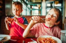 Internauci oburzeni "strefami wolnymi od dzieci". Głos zabrała psycholożka