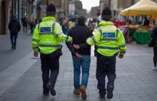 Brytyjski policjant, który naruszył nietykalność Polaka, zwolniony ze służby