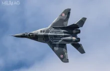 Uszkodzone dachy po niskim przelocie polskiego MiG'a-29