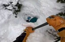 Narciarz przypadkowo wpada na zakopanego snowboardzistę i ratuje mu życie