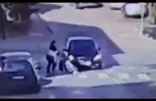Auto uderzyło w kobietę z wózkiem na pasach. Nagrał to monitoring.