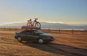 Opel Calibra idealny na wakacje? Rower na dachu?