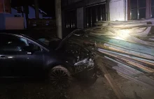 Pijany Ukrainiec zjechał z jezdni i zaparkował w budynku jednorodzinnym