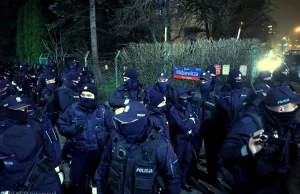 Ochrona willi posła Kaczyńskiego przez policję.