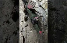 Człowiek w pionowej szczelinie | The man in a vertical gap in a cave | 4K | #sho