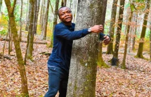 Aktywista z Ghany przytula drzewa. Pobił światowy rekord