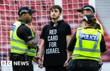 Protestujący przykuł się łańcuchem do słupka bramki przed meczem Izraela