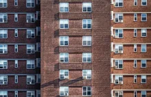 Zarabiała krocie, a zajmowała lokal komunalny. Sąsiedzi znaleźli na nią sposób