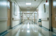 "Cofnął się w czasie" przez wypadek. Seniorowi wydaje się, że ma 24 lata.