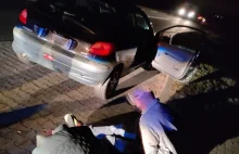Uciekając samochodem przed policją wyrzucali przez okno narkotyki - WIELKOPOLSKA