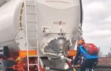 Rowerzysta za ciężarówką na "autostradzie"
