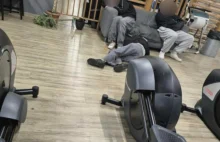 Libacja na siłowni w Jeleniej Górze. Zarzygani chłopcy spali na sali treningowej