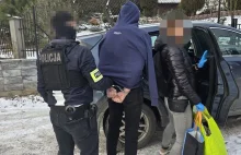 Wyciągnął broń z reklamówki i przyłożył do głowy nastolatka