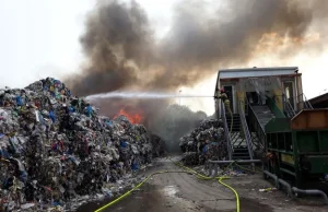 Pożar składowiska odpadów pod Ełkiem. Płonie sprasowany plastik