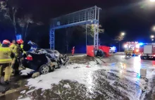 Tragiczny wypadek w Tychach. BMW rozerwane na pół. 4.02