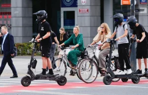 "Prawo jazdy dla 17-latków, kask dla dzieci. Rząd zmienia przepisy drogowe"