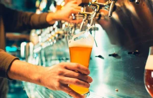 Trzeci rok kryzysu w branży piwnej, piwo coraz droższe i spadki konsumpcji