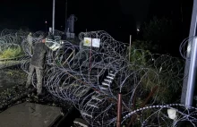 Na przejściach drogowych z Białorusią zasieki, na torach barykady