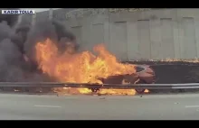Kierowca płonącego samochodu uratowany przez kilka osób.