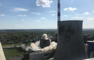 Wielki komin znika w kilka sekund. Kontrolowany wybuch w Zagłębiu Dąbrowskim