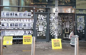 Budynek BBC został oblepiony zdjęciami ofiar szczepionek