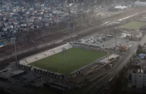 Kabaret na placu budowy polskiego stadionu. "Kopalnia dziwactw". Zainteresowała