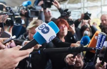Dziennikarze najmniej zaufaną grupą społeczną w Polsce. Nawet księża są wyżej