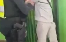 Młody gniewny dostaję nauczkę od policjantki.