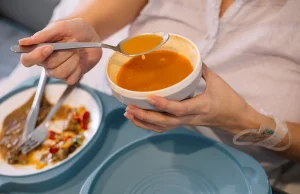 Jedzenie w szpitalach: dopłaty do posiłków będą dłużej, ale problem zostaje