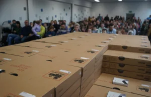 Rozdali uczniom ponad 100 laptopów. "Rząd PiS chce zlikwidować długotrwałe skutk