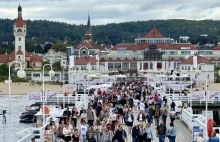 Koniec lata? Nie w Sopocie! - tłumy mimo kapryśnej pogody [WIDEO]