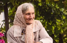 Babcia Szura od 70 lat opiekuje się polskimi grobami na Wołyniu