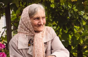 Babcia Szura od 70 lat opiekuje się polskimi grobami na Wołyniu