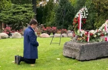 Kołodziejczak klęczy przy grobie ks. Jerzego Popiełuszki. Wywołał burzę