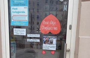 Księgarnia na Łazarzu przykleiła odwrócone serduszko WOŚP. "Nie daję Owsiakowi".