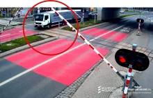 Kursant wyłamał barierki na przejeździe kolejowym na ul. Bardzkiej we Wrocławiu.