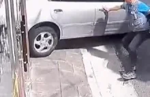 Przechodząca kobieta pomaga facetowi, któremu ucieka samochód