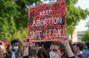Prawo do aborcji wpisane do konstytucji? Tak, francuskiej