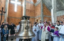 Dzwon kościoła św. JP II przeszkadza mieszkańcom. Bije codziennie o 21:37