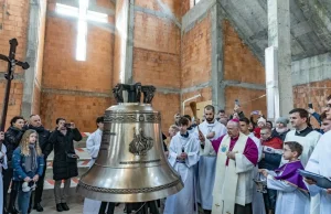 Dzwon kościoła św. JP II przeszkadza mieszkańcom. Bije codziennie o 21:37