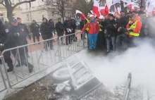 Starcie z policją na proteście rolników. Demonstrujący wzniecili pożar