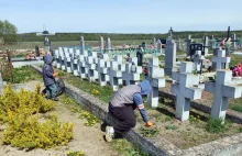 Polacy z Lidy i Brześcia porządkowali mogiły bohaterów przed świętami majowymi