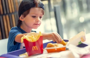 Nuggets z McDonald's nawet w połowie nie jest kurczakiem