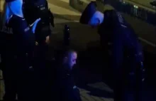 Policja pacyfikuje skutego obywatela