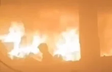 Wstrząsający moment: mała dziewczynka biegnie przez płonącą szkołę